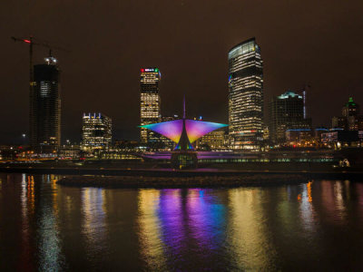 Front Room Studios (photography) - Lakefront view of Milwaukee Art Museum at night